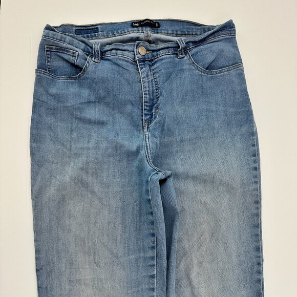 Lee Classic Fit Women's size 10 Long Medium Wash Blue Denim Jeans - Picture 2 of 4